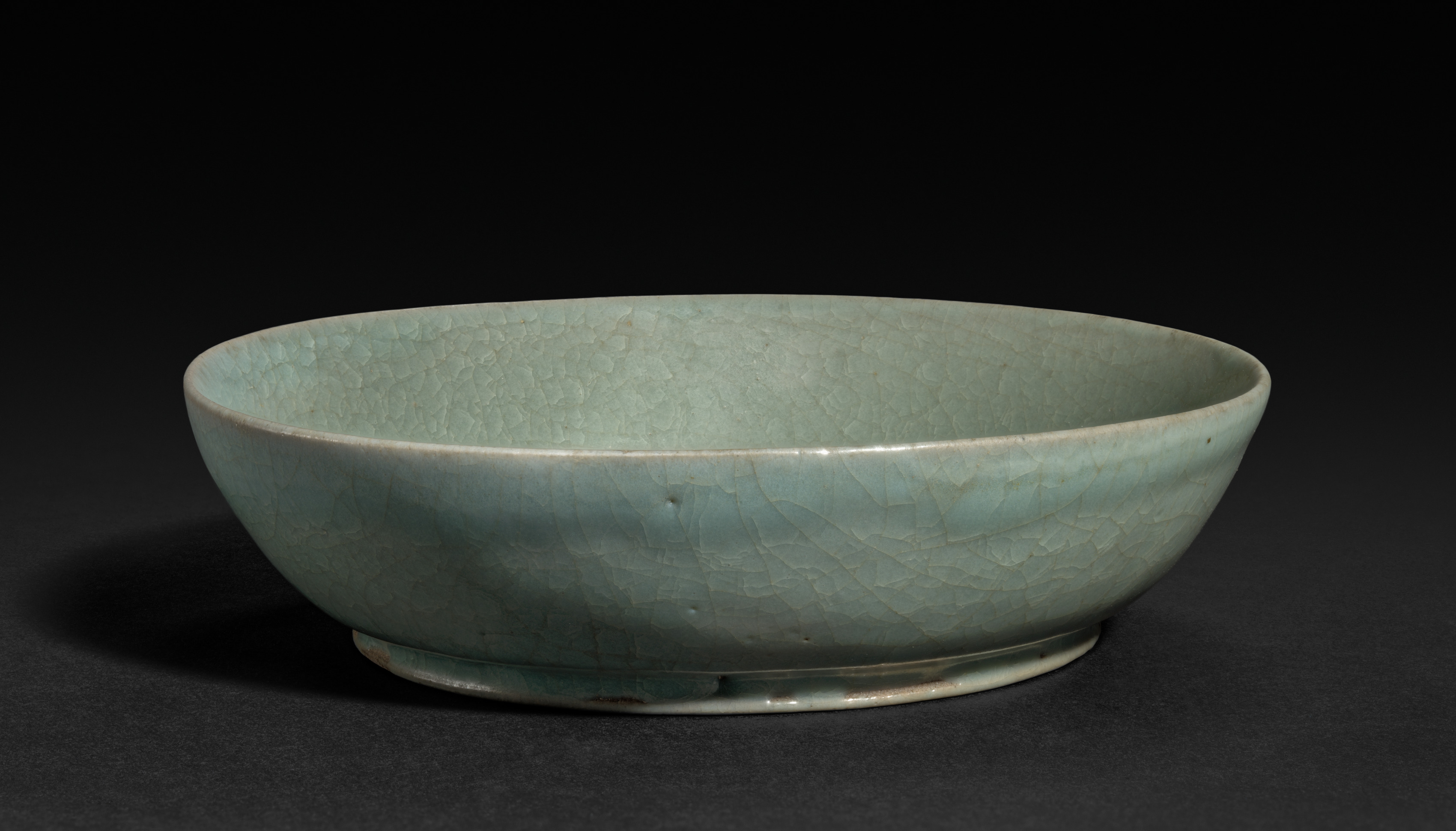 汝窑天青釉笔洗,北宋约 1075 年,口径 12.8 cm,克利夫兰艺术博物馆藏(馆藏号 1957.40)。底部三处芝麻钉痕,釉色呈典型的"雨过天青"。